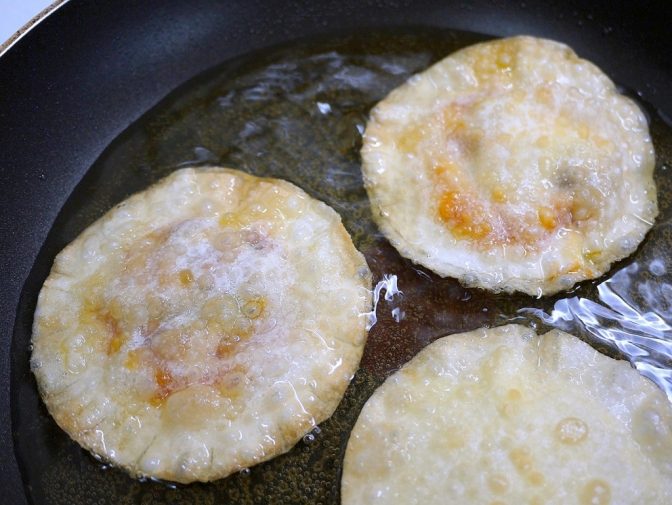 簡単にできてオツマミに最高！「カリカリピザ風揚げ餃子」