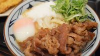 今日から3日間だけ! 丸亀製麺の季節メニュー「牛とろ玉うどん」が半額の340円