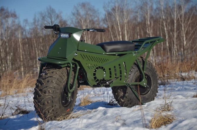 【車に積めるコンパクトバイク】ロシア製の「Taurus 2×2」なら荒れ地の主役になれる