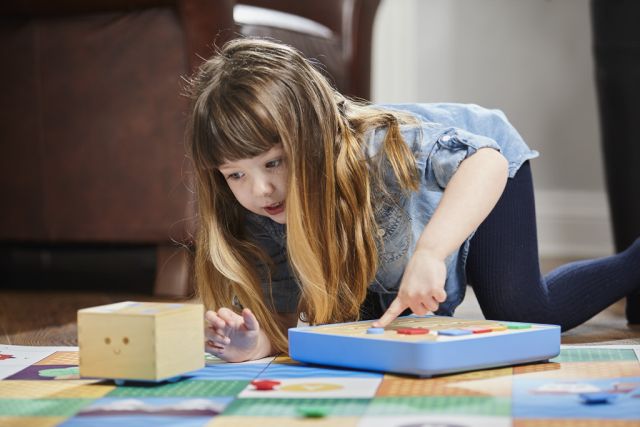 3歳児が遊びながらプログラミングを学べるブロックおもちゃ「Cubetto」