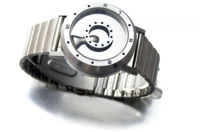 液体金属が時を知らせてくれる、世にも奇妙な腕時計