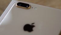 伸び悩む「iPhone 8」、ついに生産量を半減させるとの情報