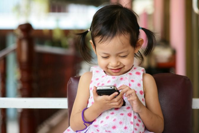 子どものスマホ教育をどうすべきか。年齢別使用ルールのススメ