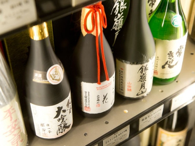 日本酒のプロである「大塚　はなおか」の店主である花岡賢さんが教える簡単な日本酒の選び方を伊勢丹のWEBサイトFOODIEよりご紹介。抑えるべきは風味と濃度の2つがポイント。花岡流のルールを知ればもっと気軽に日本酒の魅力を味わえるはずだ。
