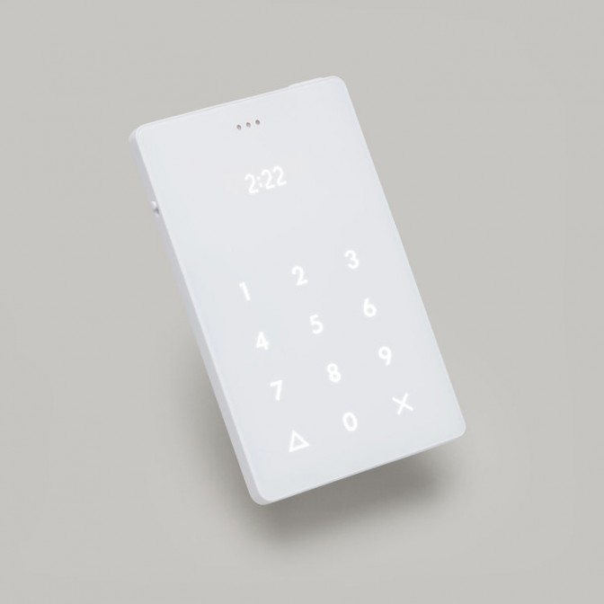 kickstarterで公開されている「thelightphone」を紹介。重さは40g以下、縦8cm、横5cm、薄さは4mmと、手のひらにおさまるカードサイズで、日常使用している携帯電話にかかってきた電話もこのThe Light Phoneに転送される。