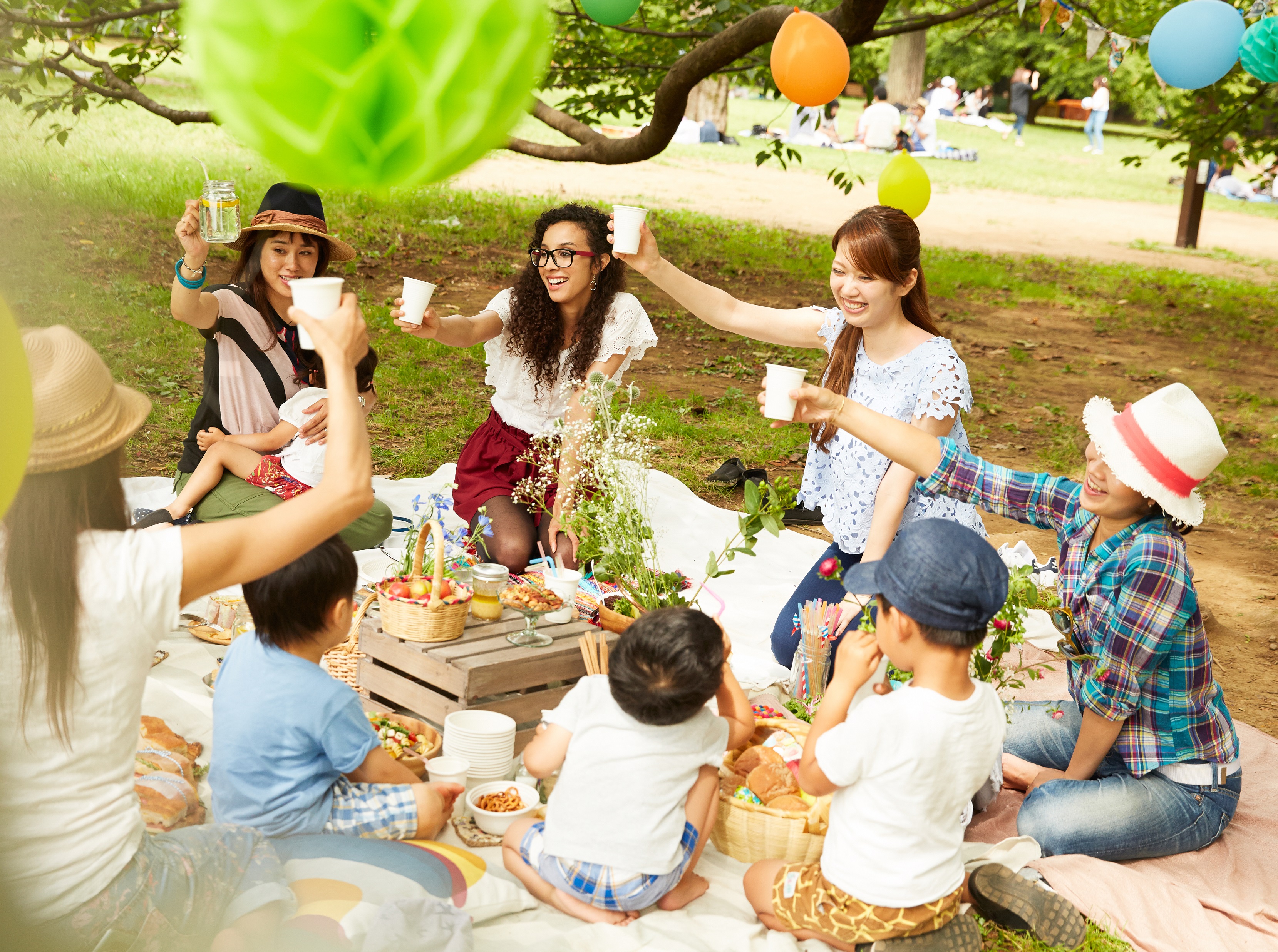 広大な芝生の上でピクニック気分 （イメージ写真）