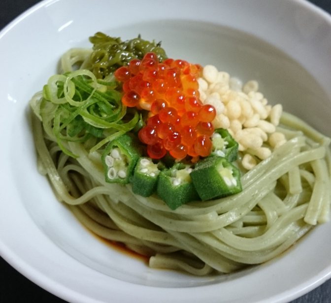 海藻を練り込んだ風味豊かな磯の香りのつるつる食感のうどんに、イクラ、海藻、ねぎなどの薬味をのせました。