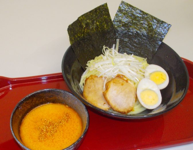 豚骨ベースのピリ辛担々つけ汁に、プリプリの中太ストレート麺をつけてご賞味下さい。