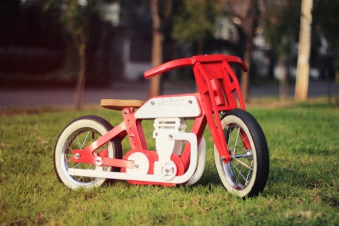 老舗バイクメーカーにインスパイアされたキッズバイク「Jokos N°1」の紹介。洗練されたデザインとペダルがないため、バランス感覚を養うことができる点が特徴だ。組み立て型キッズバイクなので、親子で楽しみながら作ることができるこだわりのあるバイク。