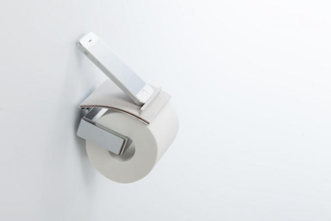 トイレで、スマホや財布などちょっとした物の置き場所に困ったことはないだろうか。そんな「ちょい置き」問題を解決するのが、トイレットペーパーホルダーにつけるトレイ「toilet tray（トイレトレイ）」だ。3