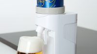 缶ビールがビヤホールの泡に