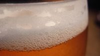 ビールの泡は割り箸で復活