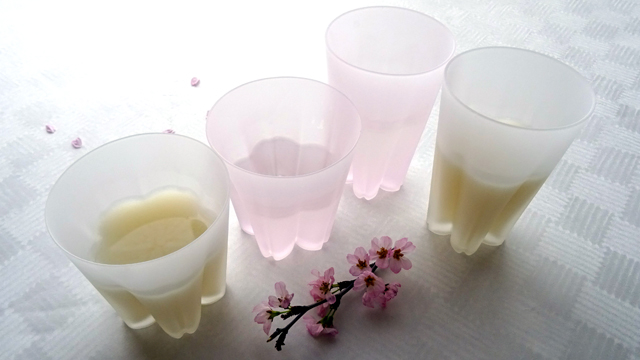 テーブルの上に桜咲くグラス