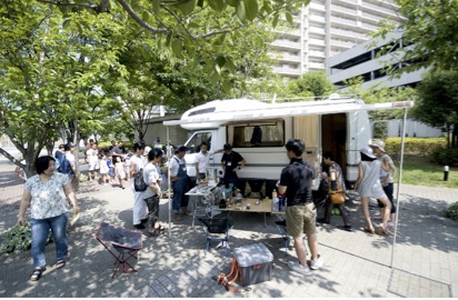 都内某大型マンション内でのキャンピングカー展示イベント風景