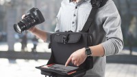 えっ、スマホとタブレットをバックに入れたまま操作って…ありそうでなかったガジェットバッグ「200-BAG086S」