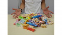 空からお菓子が降ってくる