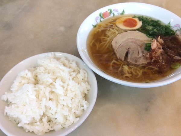 小遣いは少ないが腹はデカい。ラーメンとお米を頬張るラーメンライス派へご紹介