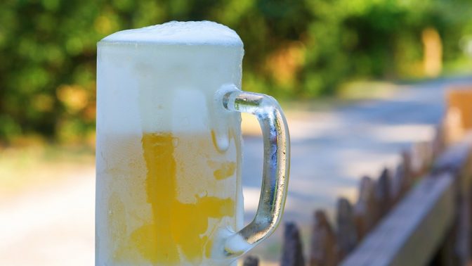 凍らせたジョッキでビールを飲むのはNG。確固たる3つの理由