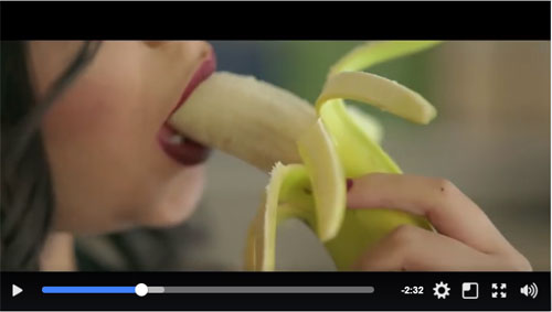 エジプトの女性ポップシンガー、バナナをねっとりと食べるMVで逮捕