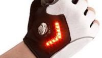 【車道を走る自転車必携】ウインカーを出してくれる自転車用グローブ「Zackees Turn Signal Gloves」登場